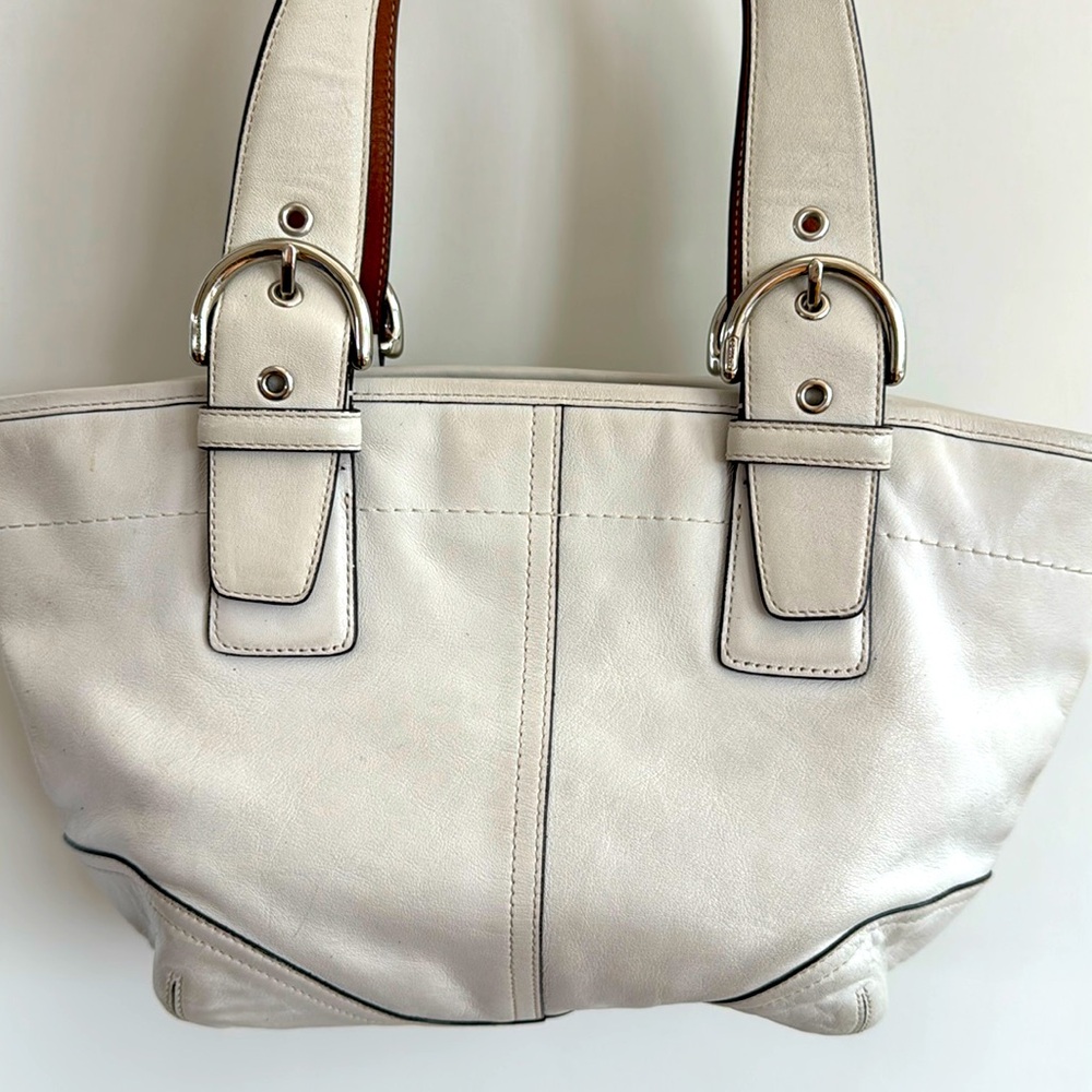Vintage Soft White Leather Coach Soho Purse 9544
Slight mark on zipper.
